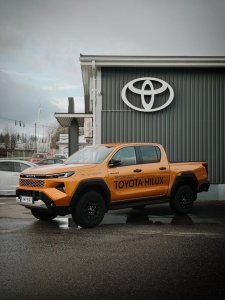 Täysin uusi upea Toyota Hilux saapuu liikkeisiimme koeajettavaksi ihan näinä päivinä