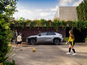 Uusi Toyota bZ4X Black & White Edition – ERIKOISERÄ SAATAVILLA