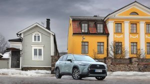 Autot | Neliveto, joka syö vähän bensaa. Toyota teki ihmeen, joka saattaa saada suomalaiset sekaisin.